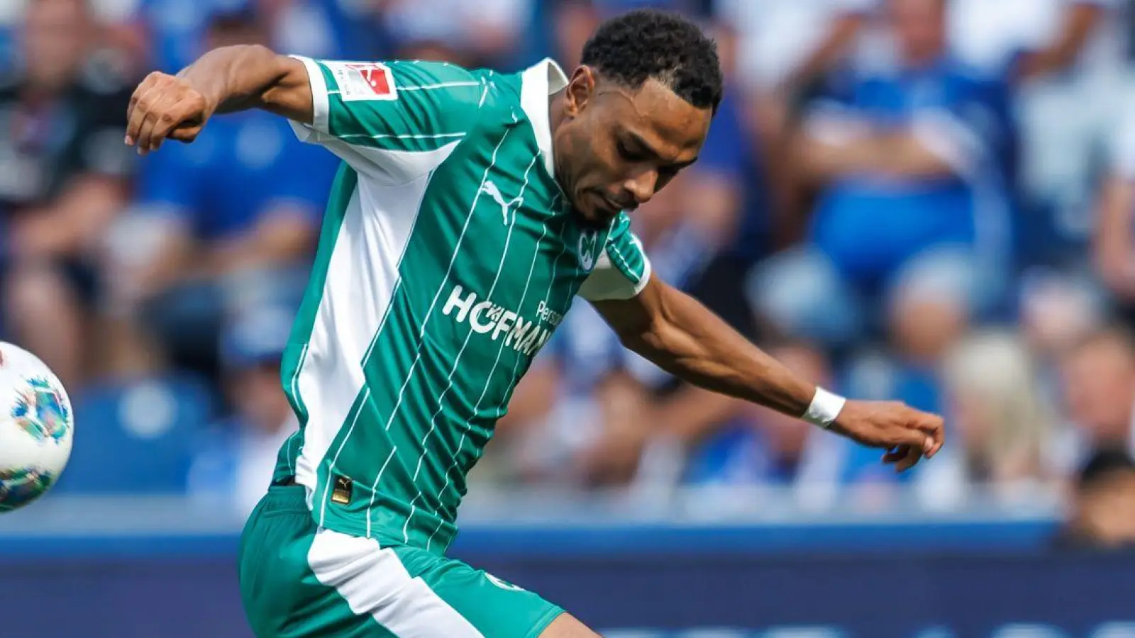 Fürths Sacha Bansé (r.) fällt erneut mehrere Monate aus. (Archivbild) (Foto: Andreas Gora/dpa)