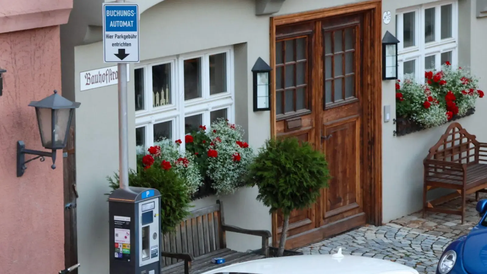 Wer keine Ausnahmeplakette hinter der Windschutzscheibe liegen hat, muss an den Automaten Parktickets ziehen. (Foto: Martina Haas)