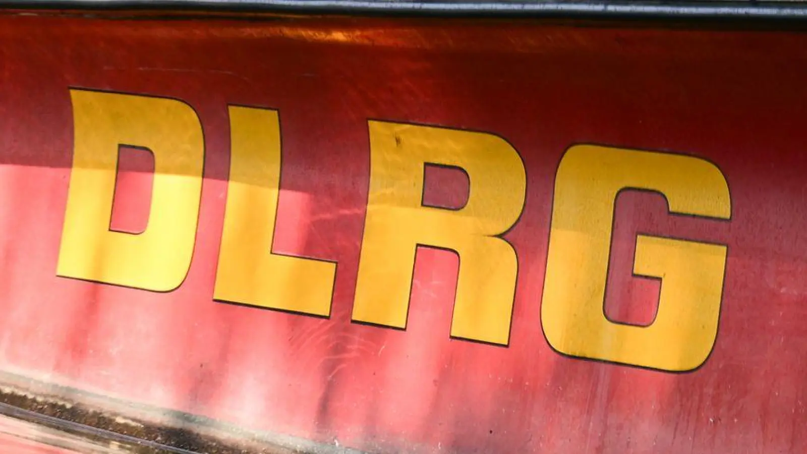 Taucher der Deutschen Lebens-Rettungs-Gesellschaft suchten einen Teil des Chiemsee ab. (Symbolbild) (Foto: Sebastian Gollnow/dpa)