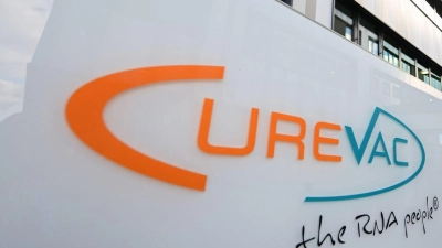 Das Logo des Biotechnologieunternehmens Curevac in Tübingen: Das Bundespatentgericht hat ein grundlegendes Corona-Impfstoffpatent des Tübinger Pharmaunternehmens Curevac für nichtig erklärt. (Foto: Bernd Weißbrod/dpa)