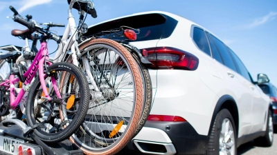 Schwere Fahrräder fahren am besten auf robusten Trägersystemen für die Anhängerkupplung mit. (Foto: Hauke-Christian Dittrich/dpa/dpa-tmn)