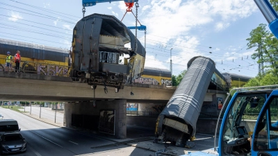 Die Räumung der Unfallstelle lief schneller als gedacht.  (Foto: Stefan Puchner/dpa)