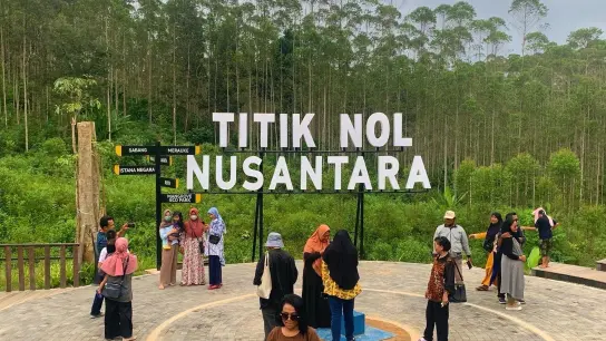 Einheimische besuchen das Gebiet, das als „Nusantara Ground Zero“ bezeichnet wird. Hier entsteht gerade Nusantara, die neue Hauptstadt Indonesiens. (Foto: Walhi/dpa)