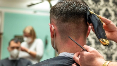 Männer bezahlten für einen Haarschnitt im Schnitt knapp 27,50 Euro. (Foto: Armin Weigel/dpa)