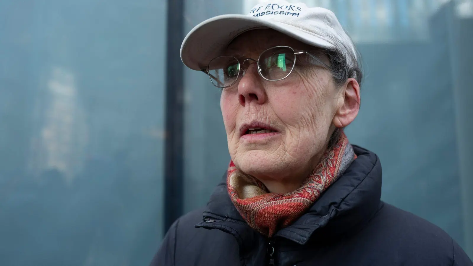Anne Carson - hier 2019 in New York - ist die diesjährige Literaturnobelpreisträgerin. (Archivbild) (Foto: Mark Lennihan/AP/dpa)