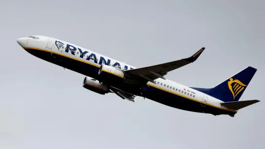 Eine Passagiermaschine der Fluggesellschaft Ryanair startet am Flughafen Köln/Bonn. (Foto: Thomas Banneyer/dpa)