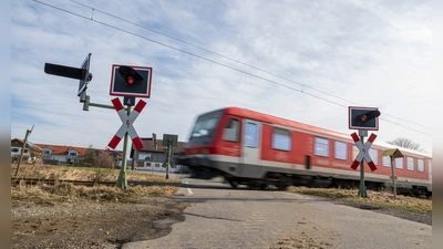 Zwangspause für die Züge der Südostbayernbahn: In den Osterferien müssen die Menschen auf der Strecke zwischen Mühldorf und München auf Ersatzbusse umsteigen. (Symbolbild) (Foto: Peter Kneffel/dpa)