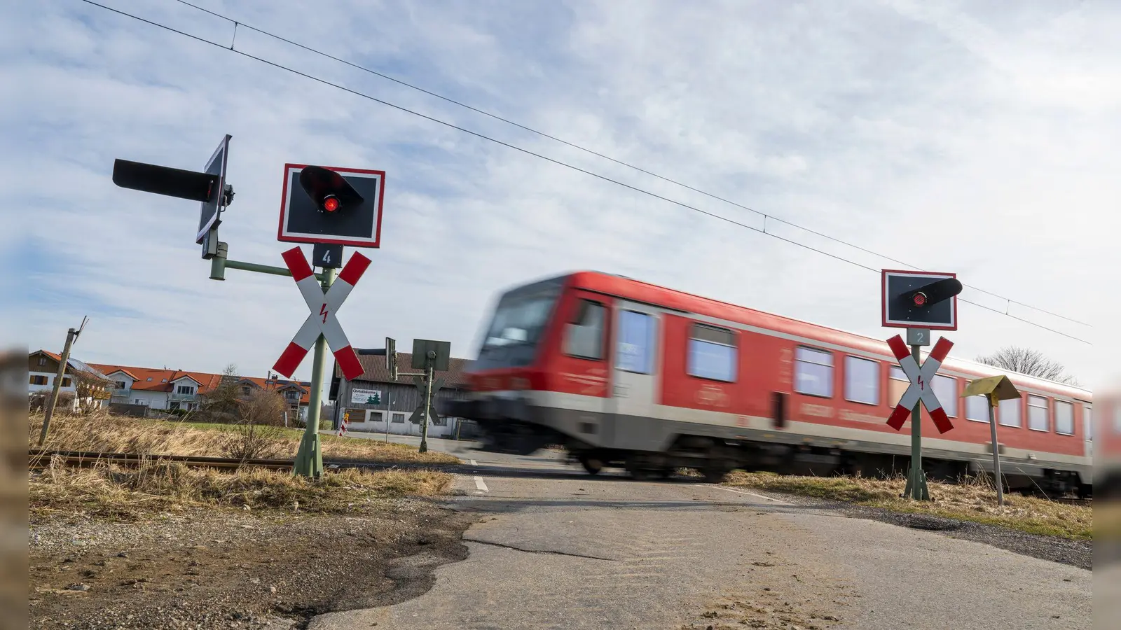 Zwangspause für die Züge der Südostbayernbahn: In den Osterferien müssen die Menschen auf der Strecke zwischen Mühldorf und München auf Ersatzbusse umsteigen. (Symbolbild) (Foto: Peter Kneffel/dpa)