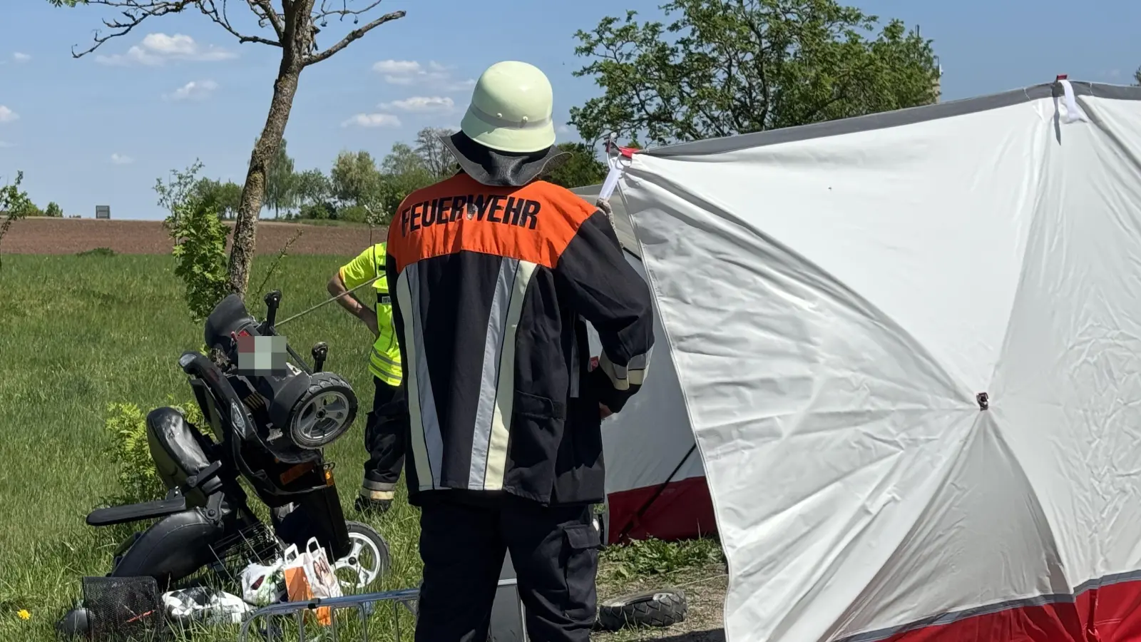 Der Krankenrollstuhl blieb nach dem Zusammenstoß am Straßenrand liegen. (Foto: Evi Lemberger)