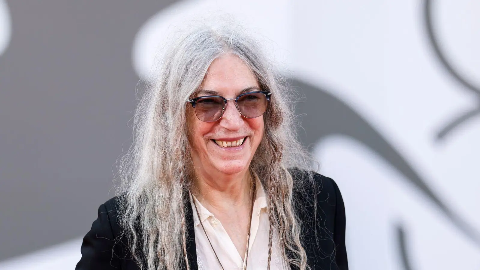 Smith, die 1975 mit ihrem Debütalbum „Horses“ berühmt wurde, kommt im Juli für Konzerte nach Deutschland. (Archivbild) (Foto: Vianney Le Caer/Invision/AP/dpa)