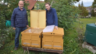 Werner Bach (links) hält bereits seit 50 Jahren Bienen. Tobias Nett ist erst vor vier Jahren in die Region gezogen und wurde vom Imkerverein Wassertrüdingen mit offenen Armen aufgenommen. Die beiden berichteten unter anderem von Herausforderungen der Imkerei angesichts der Klima- und Umweltveränderungen. (Foto: Peter Tippl)