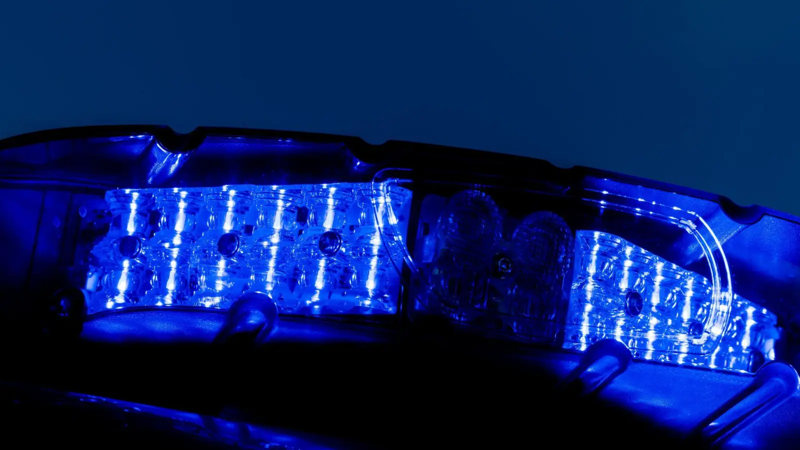 Feuerwehr, Polizei und Rettungsdienst sind mit zahlreichen Kräften im Einsatz. (Symbolbild) (Foto: Rolf Vennenbernd/dpa)