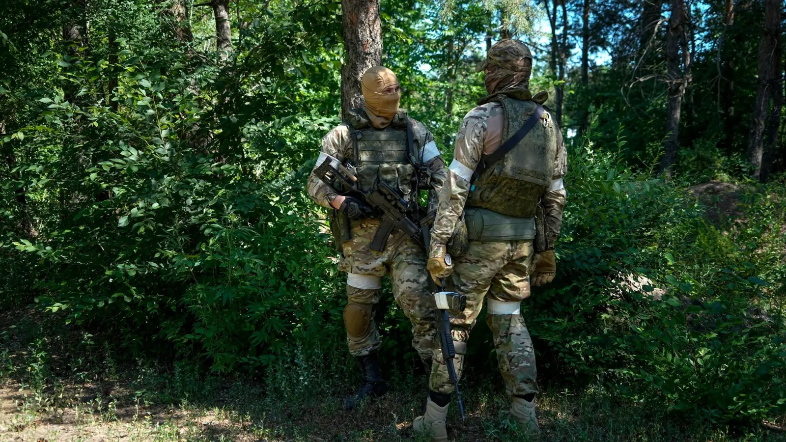 Russische Soldaten bewachen einen Bereich an einem eroberten ukrainischen Kontrollpunkt bei Luhansk (Foto während einer von Russland organisierten Reise aufgenommen). (Foto: Uncredited/AP/dpa)