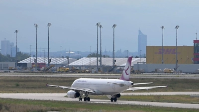 Am Flughafen Leipzig/Halle ist ein Abschiebeflug mit dem Ziel Bagdad gestartet. (Foto: Hendrik Schmidt/dpa)