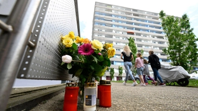 Bürger haben zum Gedenken an die Opfer der Explosion in einem Hochhaus im Mai Kerzen und Blumen niedergelegt. (Foto: Roberto Pfeil/dpa)
