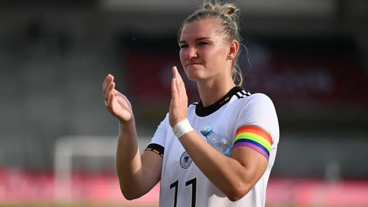 In Testspielen werden Deutschlands Fußball-Frauen um Alexandra Popp weiter mit der Regenbogen-Kapitänsbinde auflaufen. (Foto: Hendrik Schmidt/dpa)