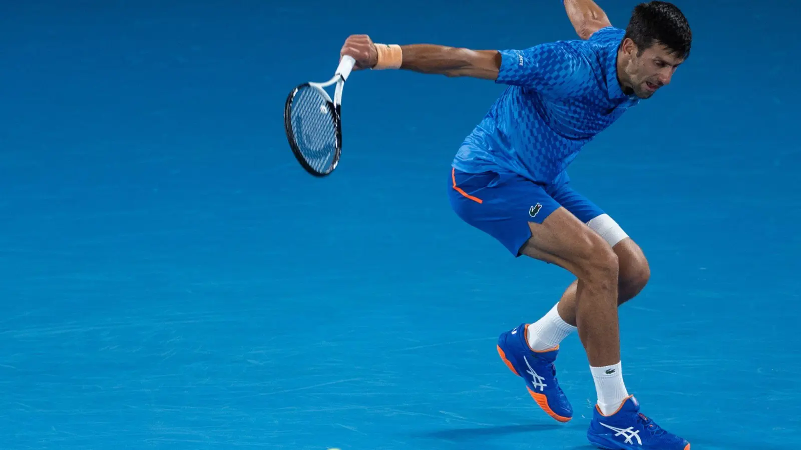 Novak Djokovic spielt bei den Australian Open mit einer Bandage am linken Oberschenkel. (Foto: Uncredited/XinHua/dpa)