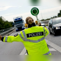 Die Polizei stoppt einen Holztransporter mit knapp 20 Tonnen Überladung. (Symbolbild) (Foto: Sven Hoppe/dpa)