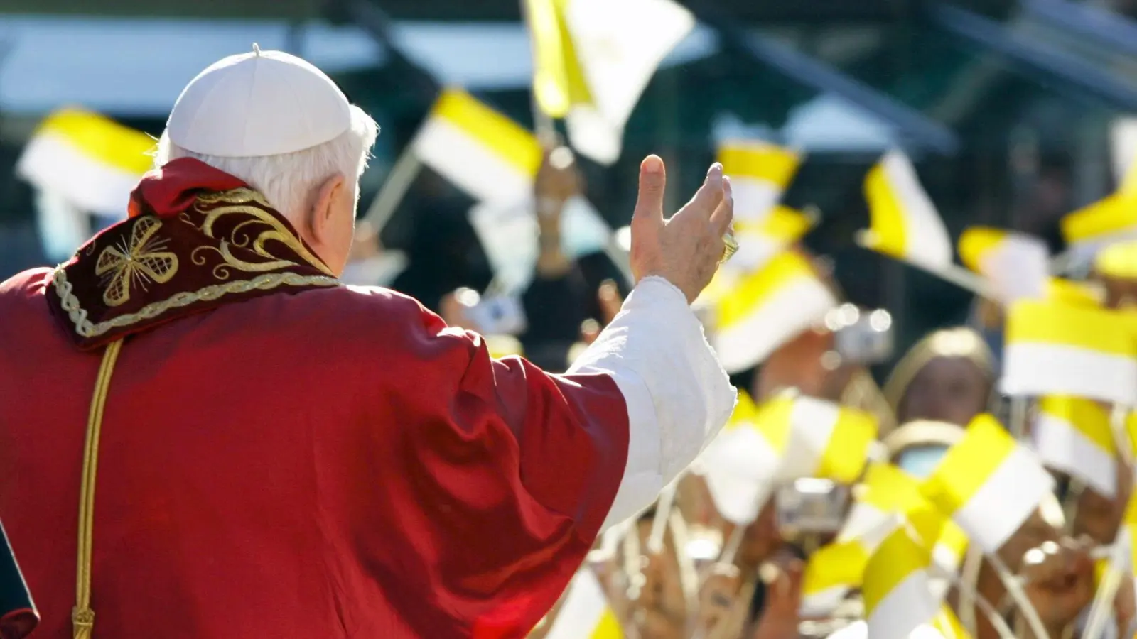 Auf dem Münchner Marienplatz jubelten zahlreiche Gläubige dem Papst aus Bayern zu. (Archivbild) (Foto: picture-alliance/ dpa)