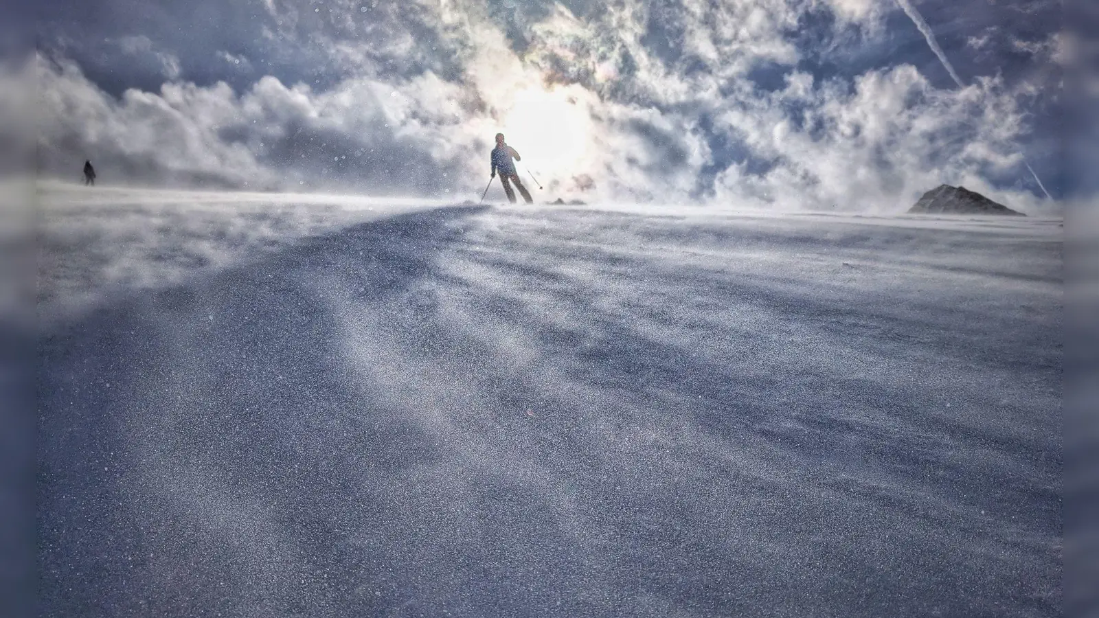 Der Skifahrer war zu Fuß zu einem Gipfel aufgestiegen. (Symbolbild) (Foto: Sachelle Babbar/ZUMA Press Wire/dpa)