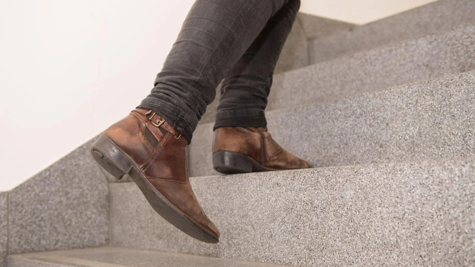 Wenn beim Treppensteigen regelmäßig die Beine schmerzen, kann das ein Anzeichen für eine Durchblutungsstörung sein. (Foto: Robert Guenther/dpa-tmn)