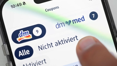 Die Logos von dm und der Online-Apotheke dm-med unterscheiden sich. (Foto: Bernd Weißbrod/dpa)