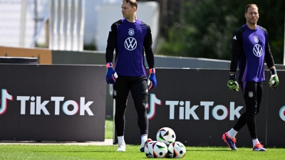 Das Duell der Torhüter Neuer und Baumann (r) ist in den Fokus gerückt. (Archivbild) (Foto: Federico Gambarini/dpa)