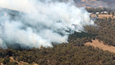 Feuerwehrleute kämpfen weiter gegen ein großes Buschfeuer im Westen des australischen Bundesstaats Victoria. (Foto: David Crosling/NEWS CORP POOL via AAP/dpa)