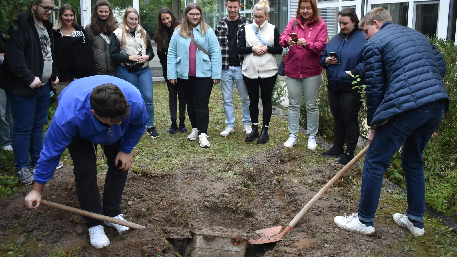 Fast hatte man die Hoffnung aufgegeben, die vor zehn Jahren in Innenhof der Dietrich-Bonhoeffer-Realschule vergrabe Zeitkapsel noch zu finden. (Foto: Ute Niephaus )
