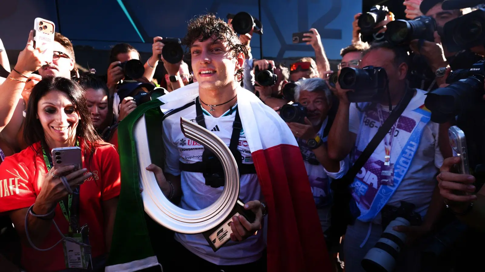 Im Jubeln kennt sich Antonelli mittlerweile schon gut aus - es war sein achter Saisonsieg.  (Foto: David Davies/PA Wire/dpa)