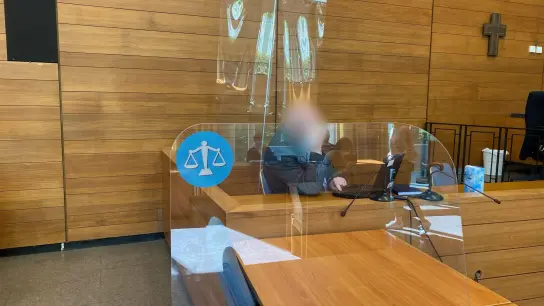 Der Angeklagte sitzt im Landgericht Traunstein. (Foto: Britta Schultejans/dpa)