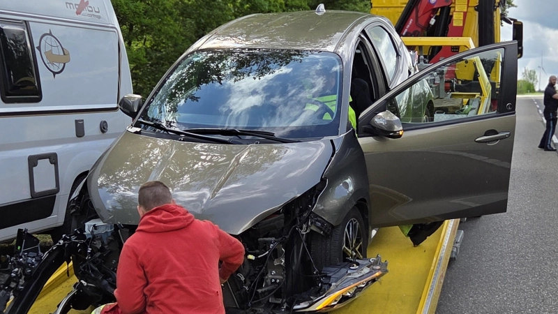 Bei einem Unfall auf der B8 zwischen Emskirchen und Bräuersdorf kam es zu einem erheblichen Sachschaden.  (Foto: Rainer Weiskirchen)