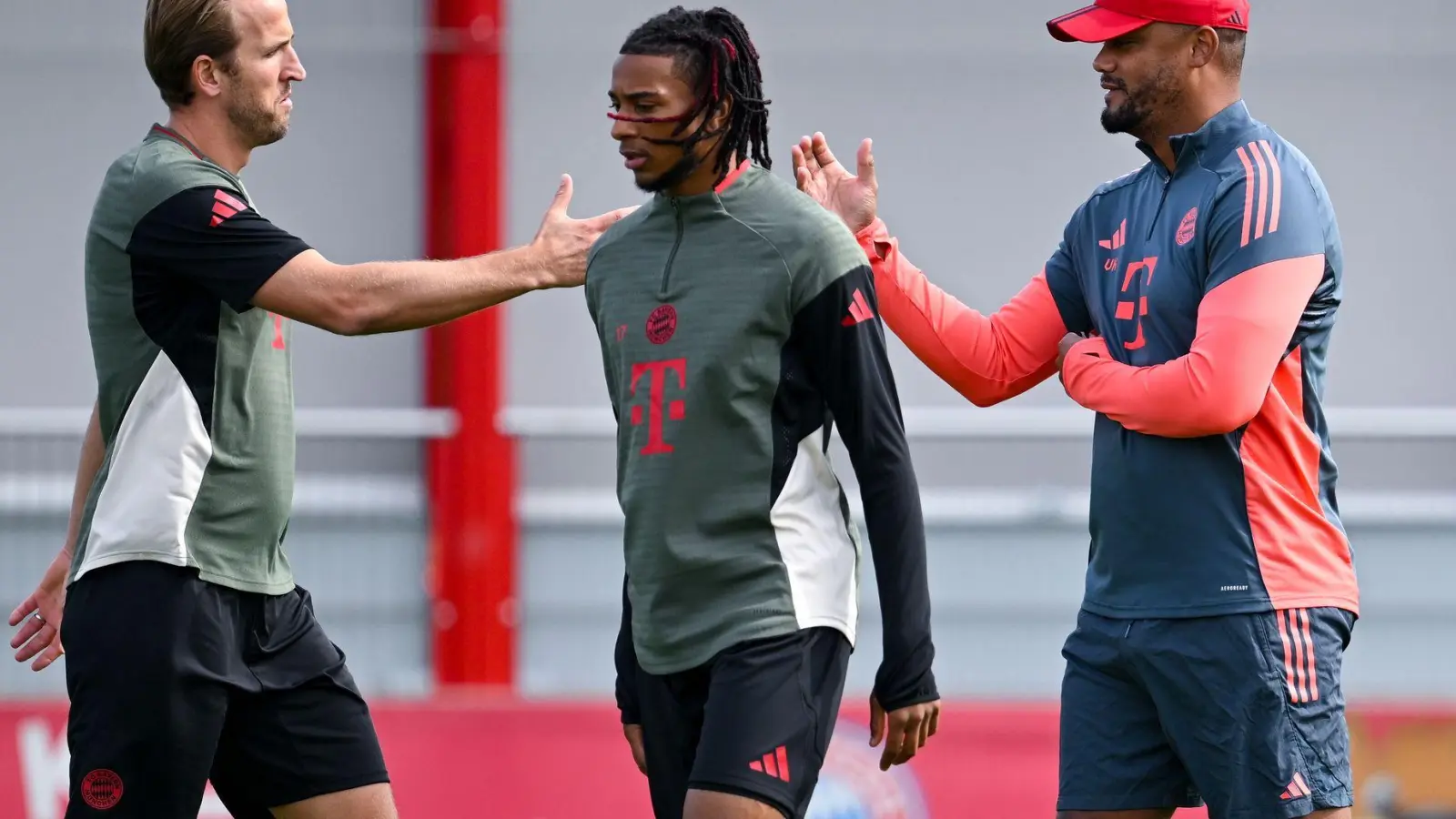 Bayern-Coach Vincent Kompany (rechts) traut seinen Stürmern Harry Kane (links) und Michael Olise (Mitte) persönlich höchste Ehren zu. (Archivfoto) (Foto: Sven Hoppe/dpa)