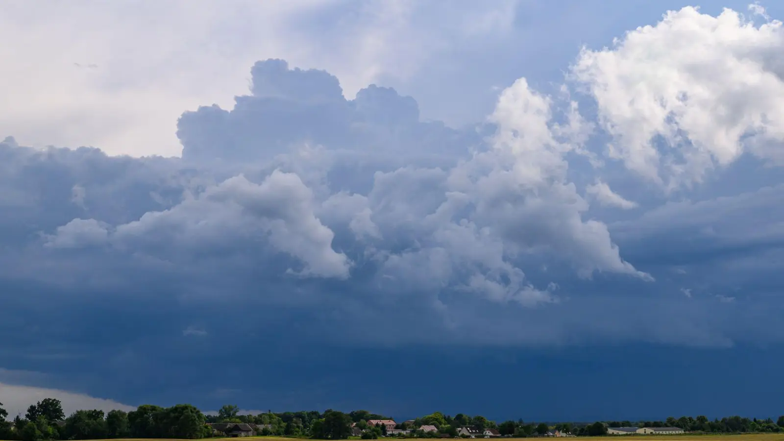 Es bliebt auch in den kommenden Tagen gewittrig in Deutschland. (Foto: Patrick Pleul/dpa)