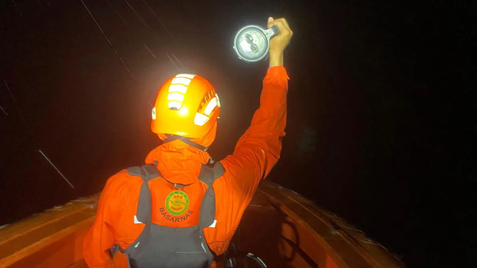Einsatzkräfte fanden die Schiffbrüchigen nach langer Suche. (Foto: Uncredited/BASARNAS/AP/dpa)