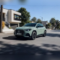 Zur vollelektrischen Version will Mercedes den GLA auch als Hybrid-Benziner (Bild) anbieten. (Foto: Mercedes-Benz AG/dpa-tmn)