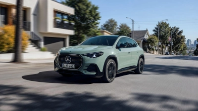 Zur vollelektrischen Version will Mercedes den GLA auch als Hybrid-Benziner (Bild) anbieten. (Foto: Mercedes-Benz AG/dpa-tmn)
