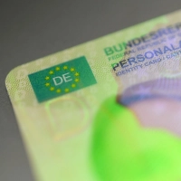 Farbspiel beim Kippen des Ausweises: Neben dem Identigram sollten auch Angaben, Schriftbild und Lichtbild geprüft werden, rät das LKA Niedersachsen. (Foto: Zacharie Scheurer/dpa-tmn)