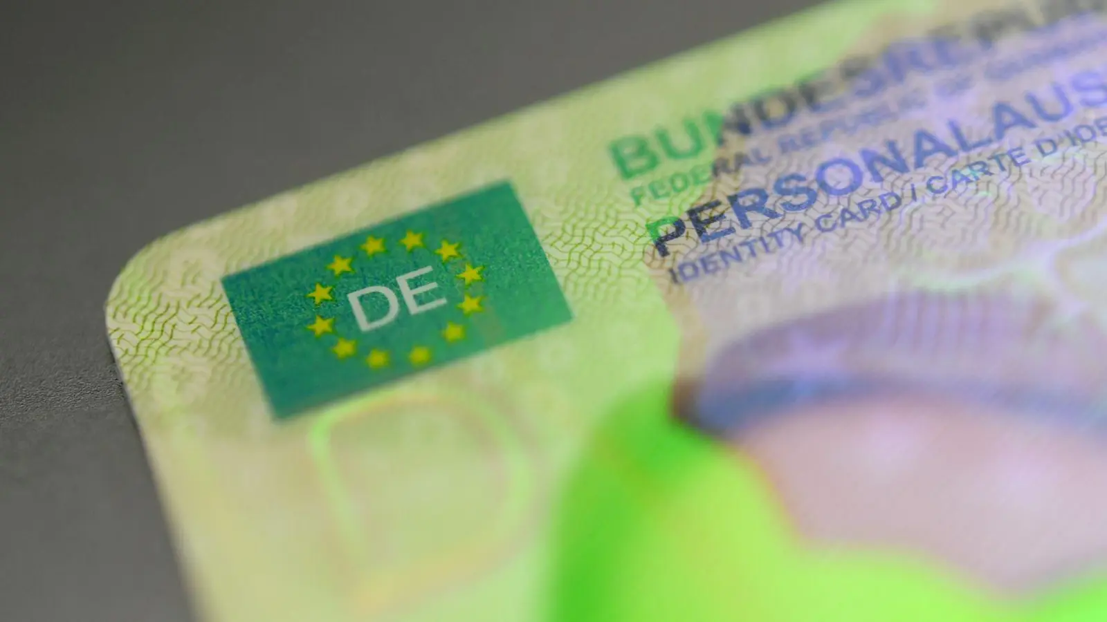 Farbspiel beim Kippen des Ausweises: Neben dem Identigram sollten auch Angaben, Schriftbild und Lichtbild geprüft werden, rät das LKA Niedersachsen. (Foto: Zacharie Scheurer/dpa-tmn)