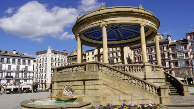 Plaza del Castillo - Hauptplatz von Pamplona: Im „Gran Hotel La Perla“ (links im Hintergrund) soll Hemingway übernachtet haben. (Foto: Andreas Drouve/dpa-tmn)