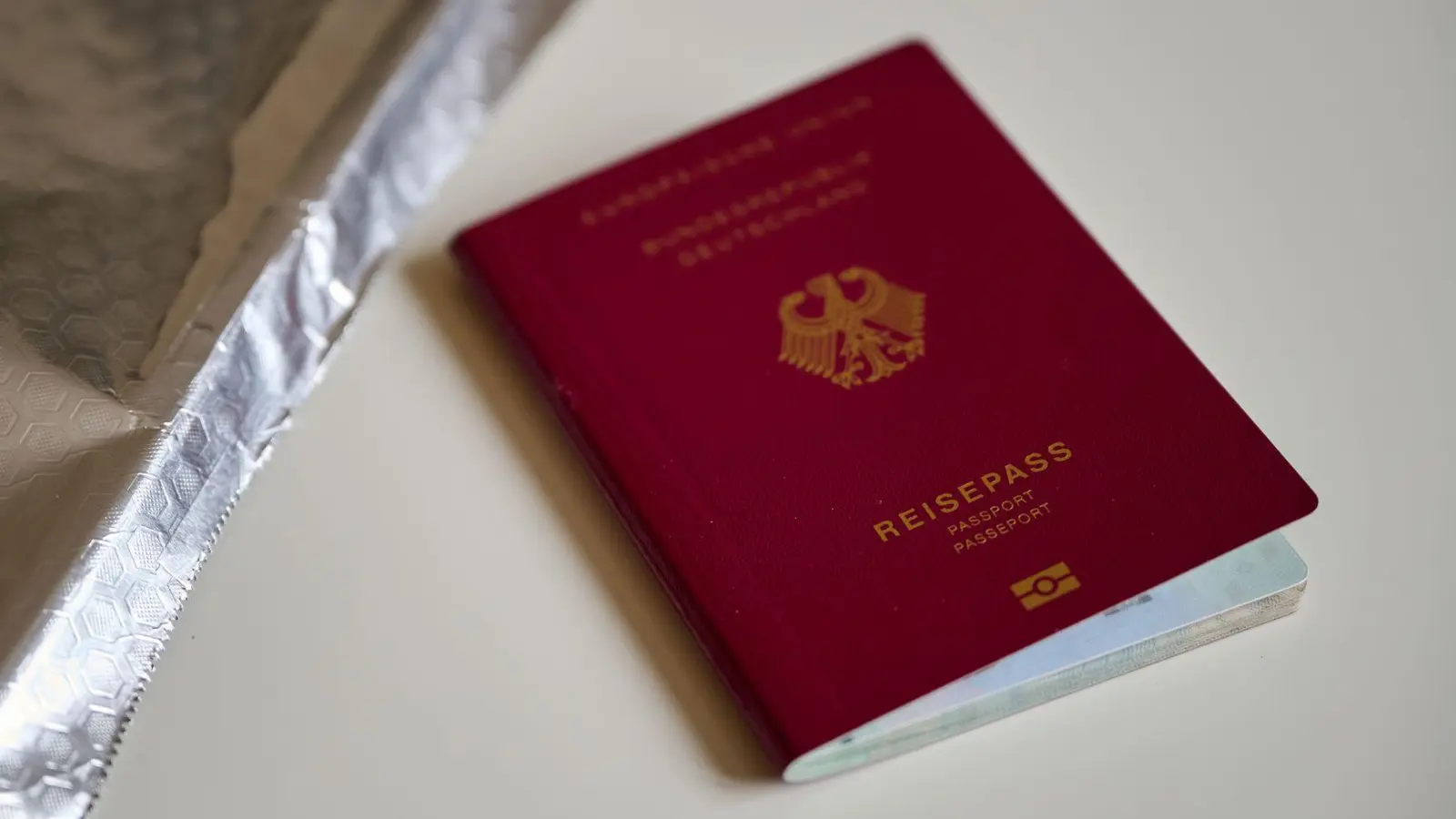 Alufolie um den Pass? Das zumindest kursiert im Internet als Tipp für mehr Datenschutz. (Foto: Nico Tapia/dpa-tmn)