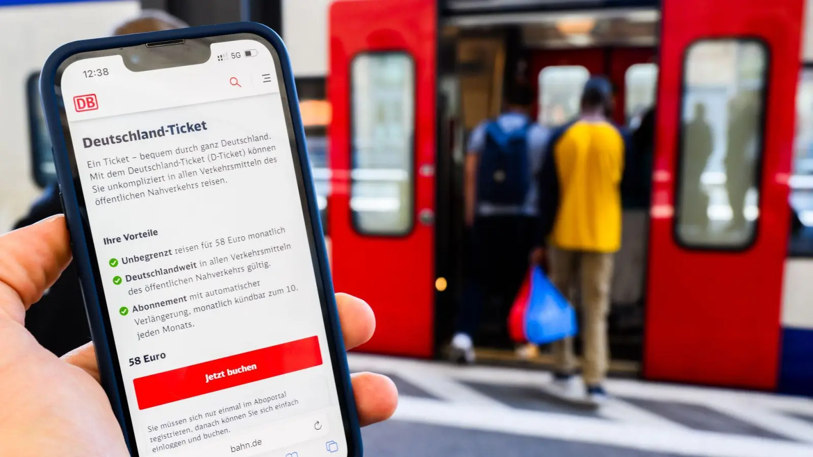 13,5 Millionen Abonnenten des Deutschlandtickets gibt es - aber auch Betrug rund um das Abo. (Archivbild) (Foto: Julian Stratenschulte/dpa)