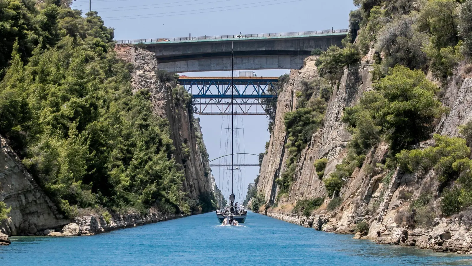Der für den Tourismus wichtige Kanal von Korinth wird ab dem 1. Juni wieder für den Schiffsverkehr geöffnet. (Foto: Panagiotis Moschandreou/XinHua/dpa)