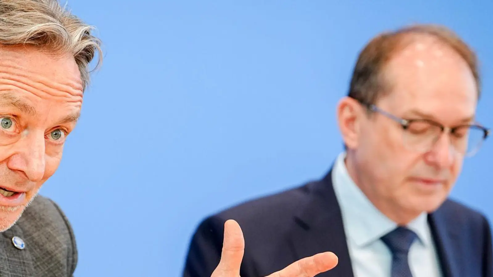 Das Bundeslagebild Cybercrime 2024 stellt BKA-Präsident Holger Münch zusammen mit Bundesinnenminister Alexander Dobrindt (CSU) vor. (Foto: Kay Nietfeld/dpa)