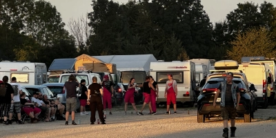 Die meisten der Summer-Breeze-Besuchenden kommen mit dem Auto und nutzen die Camping-Möglichkeiten auf dem weitläufigen Festivalgelände. In der kommenden Woche ist es wieder so weit. Am Dienstag wird der erste Schwung an Metal-Fans erwartet. Unser Foto entstand 2025. (Archivbild: Martina Haas)