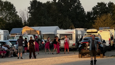Die meisten der Summer-Breeze-Besuchenden kommen mit dem Auto und nutzen die Camping-Möglichkeiten auf dem weitläufigen Festivalgelände. In der kommenden Woche ist es wieder so weit. Am Dienstag wird der erste Schwung an Metal-Fans erwartet. Unser Foto entstand 2025. (Archivbild: Martina Haas)
