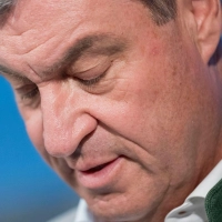 CSU-Chef Söder würde die AfD zwar auch am liebsten verbieten, aber er zweifelt an einem Verbotsverfahren. (Foto: Peter Kneffel/dpa)