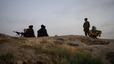 Kämpfer der Taliban versammeln sich in der Nähe des Sakhi Shah-e Mardan-Schreins in Kabul. (Foto: Rodrigo Abd/AP/dpa)