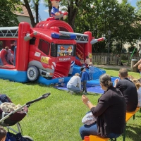 Eine Hüpfburg im Feuerwehrauto-Look – Kinderherz, was willst du mehr? Der Scheinfelder Blaulichttag war für die Jüngsten ein echtes Abenteuer.  (Foto: Rainer Weiskirchen)