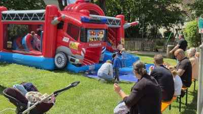 Eine Hüpfburg im Feuerwehrauto-Look – Kinderherz, was willst du mehr? Der Scheinfelder Blaulichttag war für die Jüngsten ein echtes Abenteuer.  (Foto: Rainer Weiskirchen)